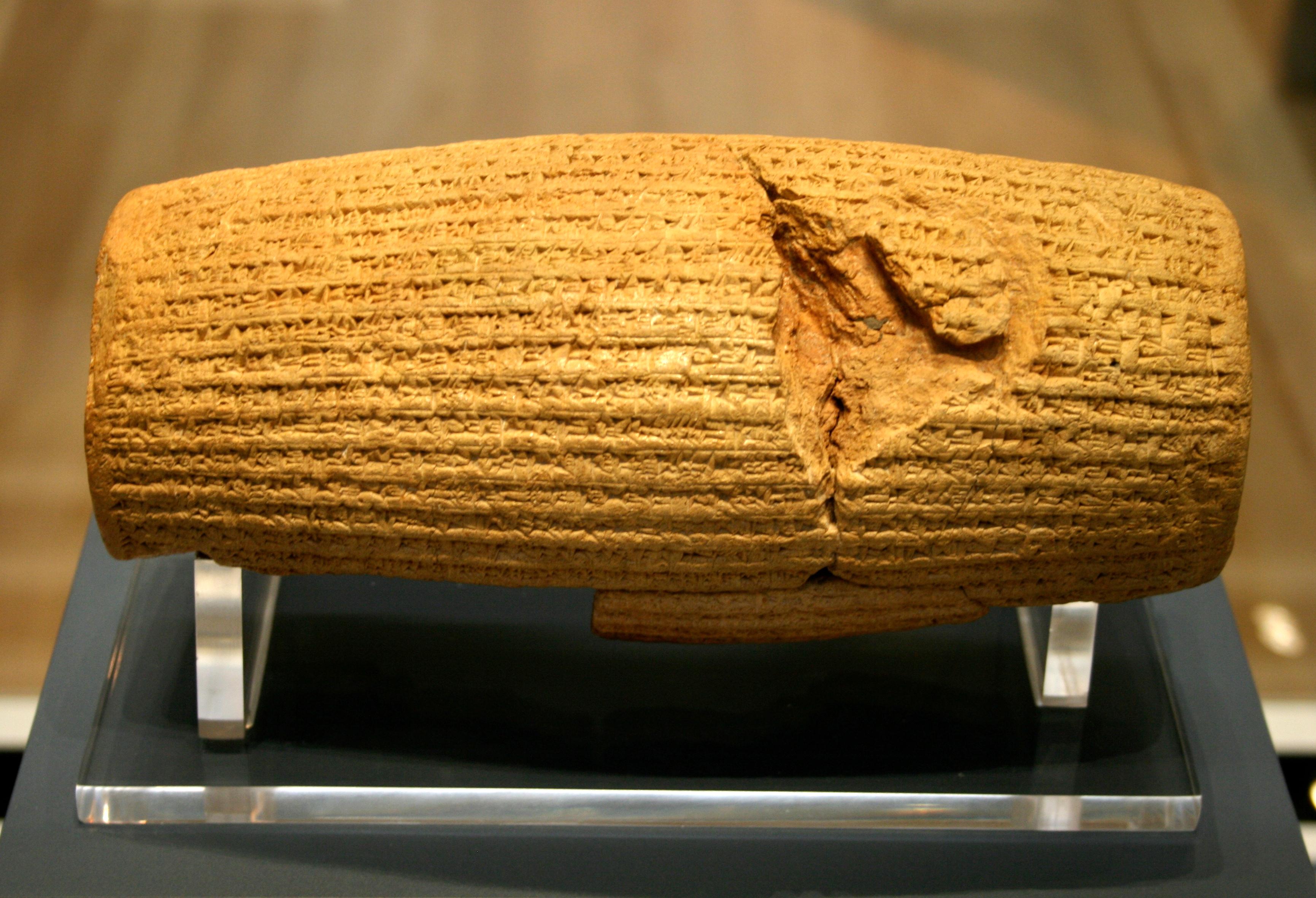 O Cilindro de Ciro em exibição no British Museum, com inscrições em escrita cuneiforme.