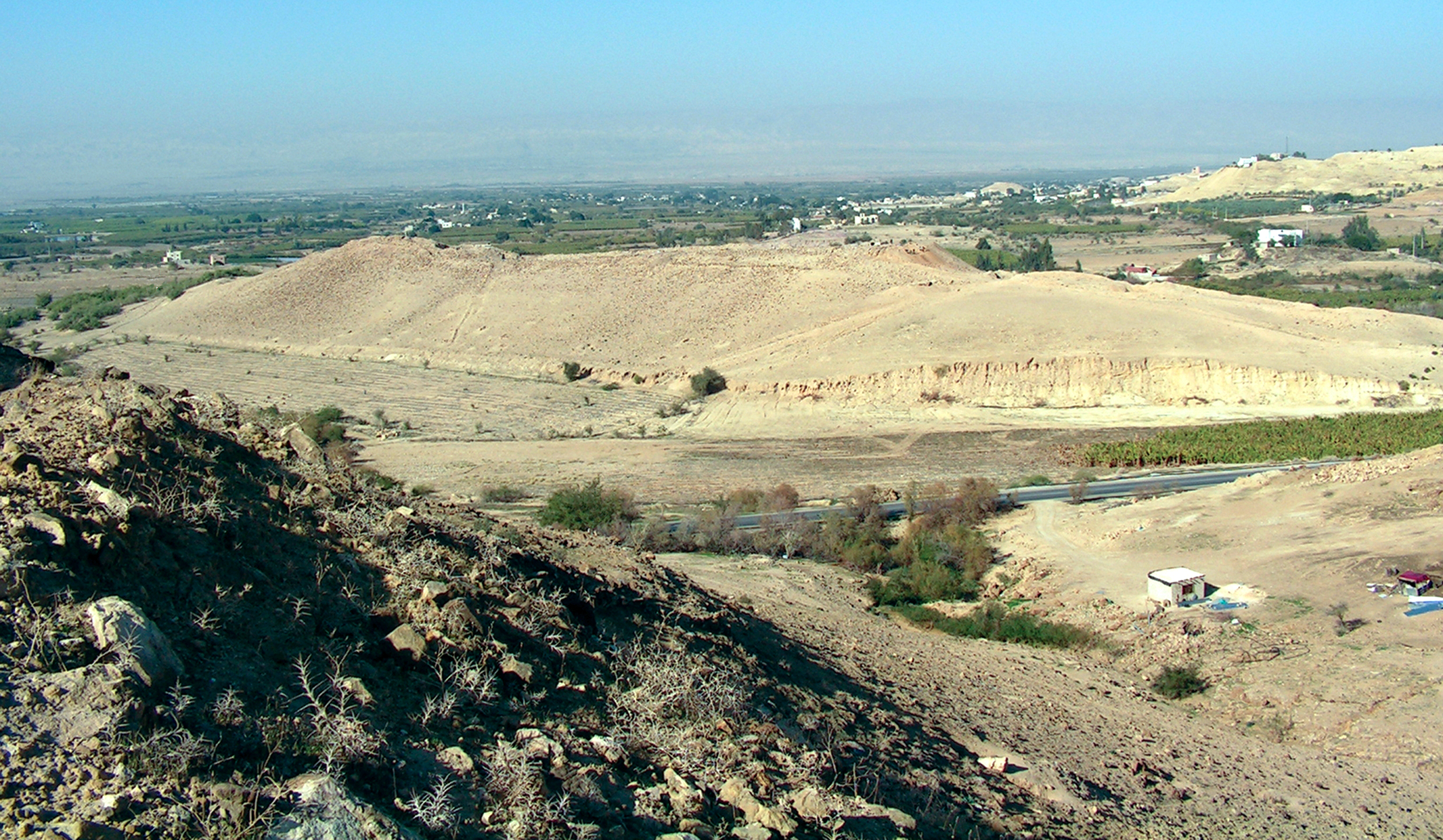 Vista das escavações em Tall el-Hammam olhando em direção ao Vale do Jordão.