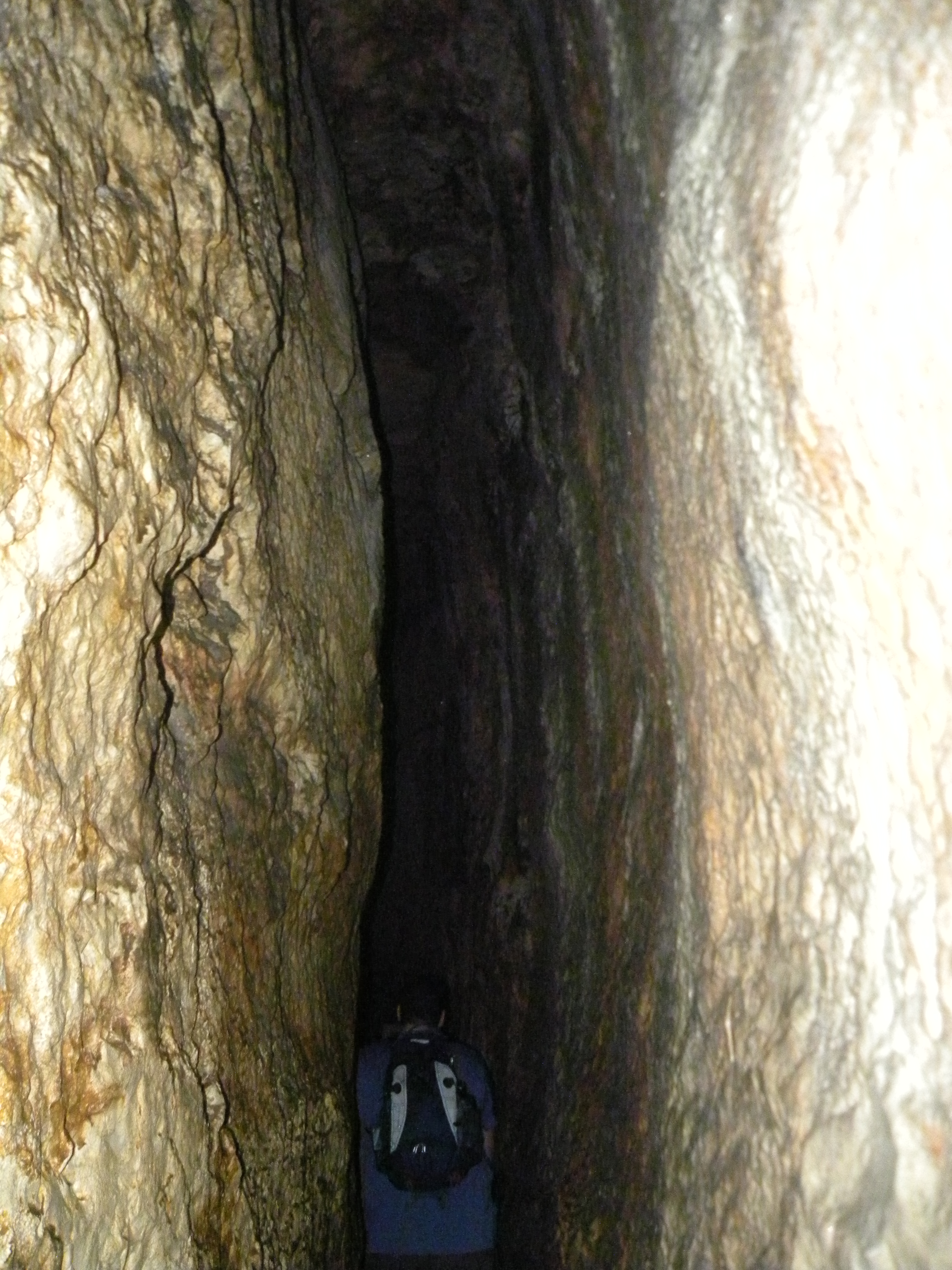 Interior do Túnel de Ezequias escavado na rocha sólida.