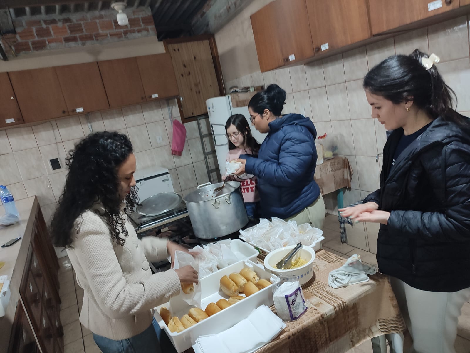 Momento de comunhão e lanche durante o encontro da Jubasul