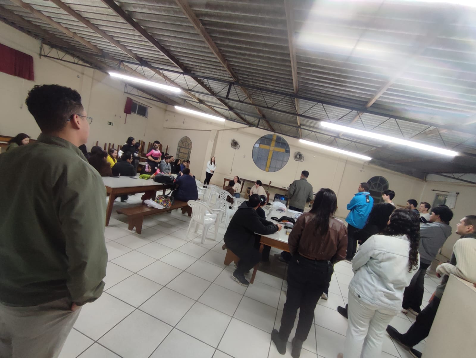 Jovens da região sul reunidos no salão durante a Noite de Jogos da Jubasul